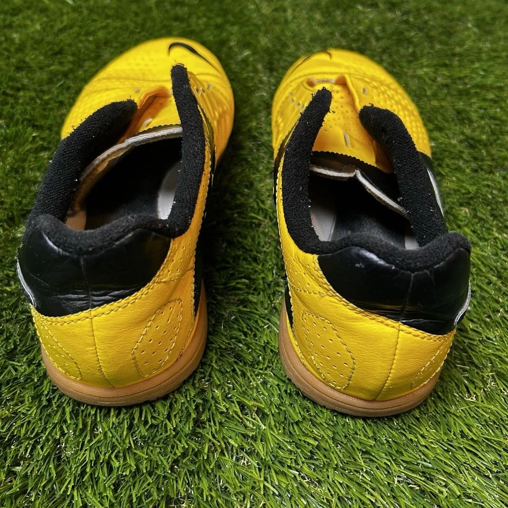 NIKE Indoor Soccer Celts CTR360 LIBRETTO III IC‎ CITRUS/WHITE/BLACK Size 5Y